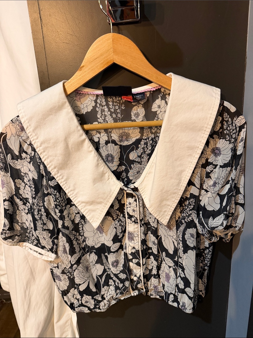 Maeve by Anthropologie Black Floral Crop Top with White Peter Pan Collar